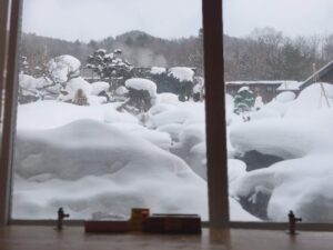 食堂の窓から見たお庭。雪が積もっている。