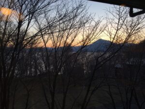 支笏湖第一寳亭留翠山亭、ロビーから夕陽が見える